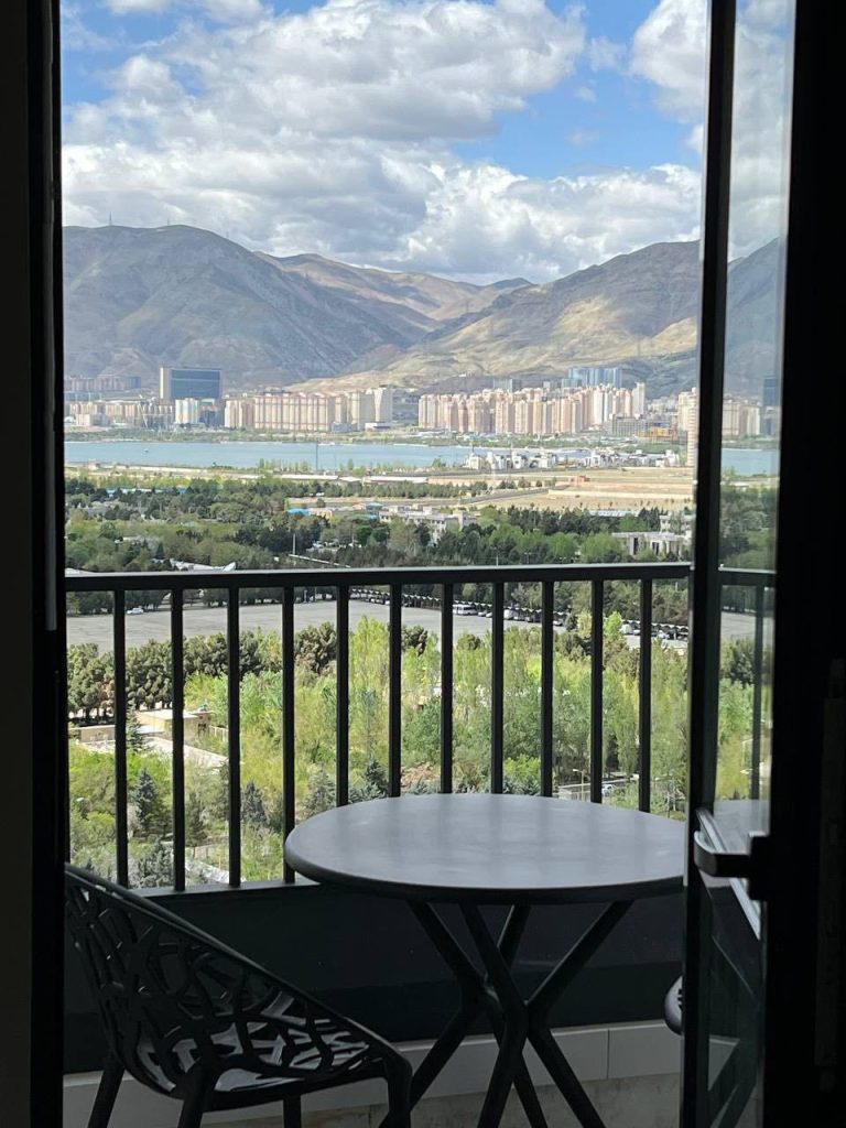 ویو دریاچه و چیتگر از تراس